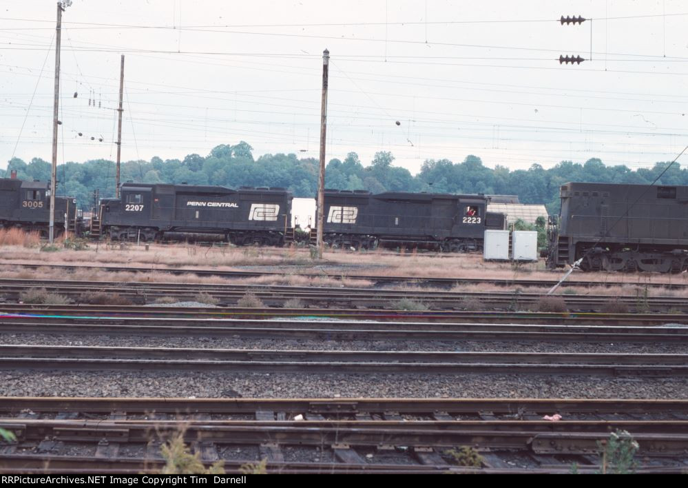 PC 2223, 2207, 3005 on a freight